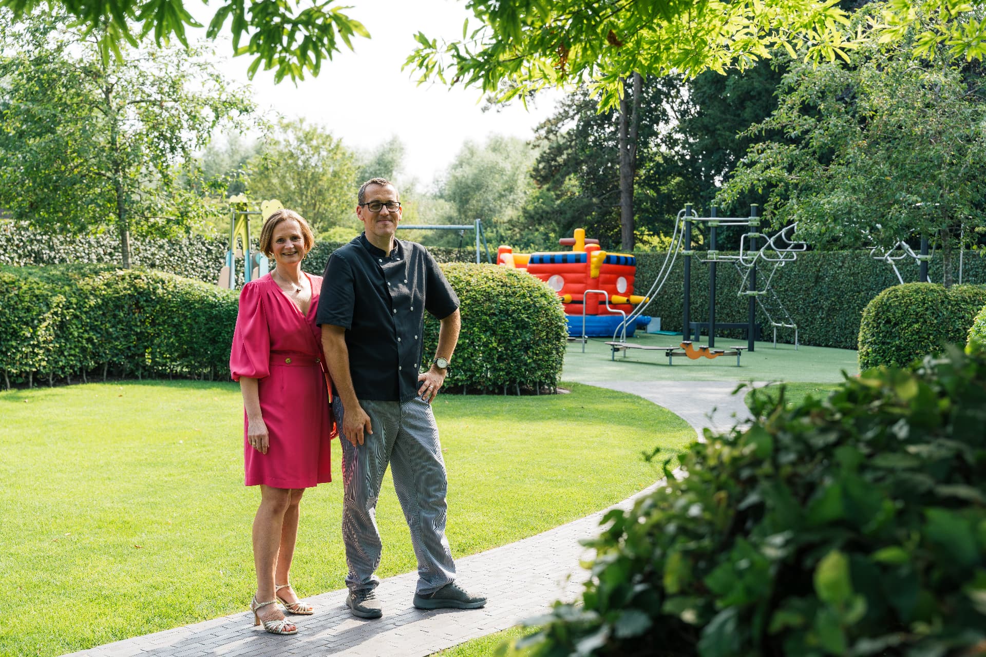 De uitbaters van Feestzaal De Kroon in de groene tuin