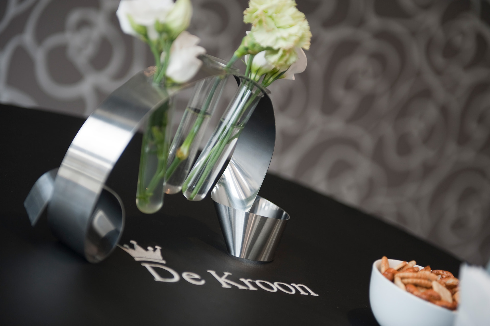 Ingetogen tafeldecoratie met witte bloemen bij De Kroon