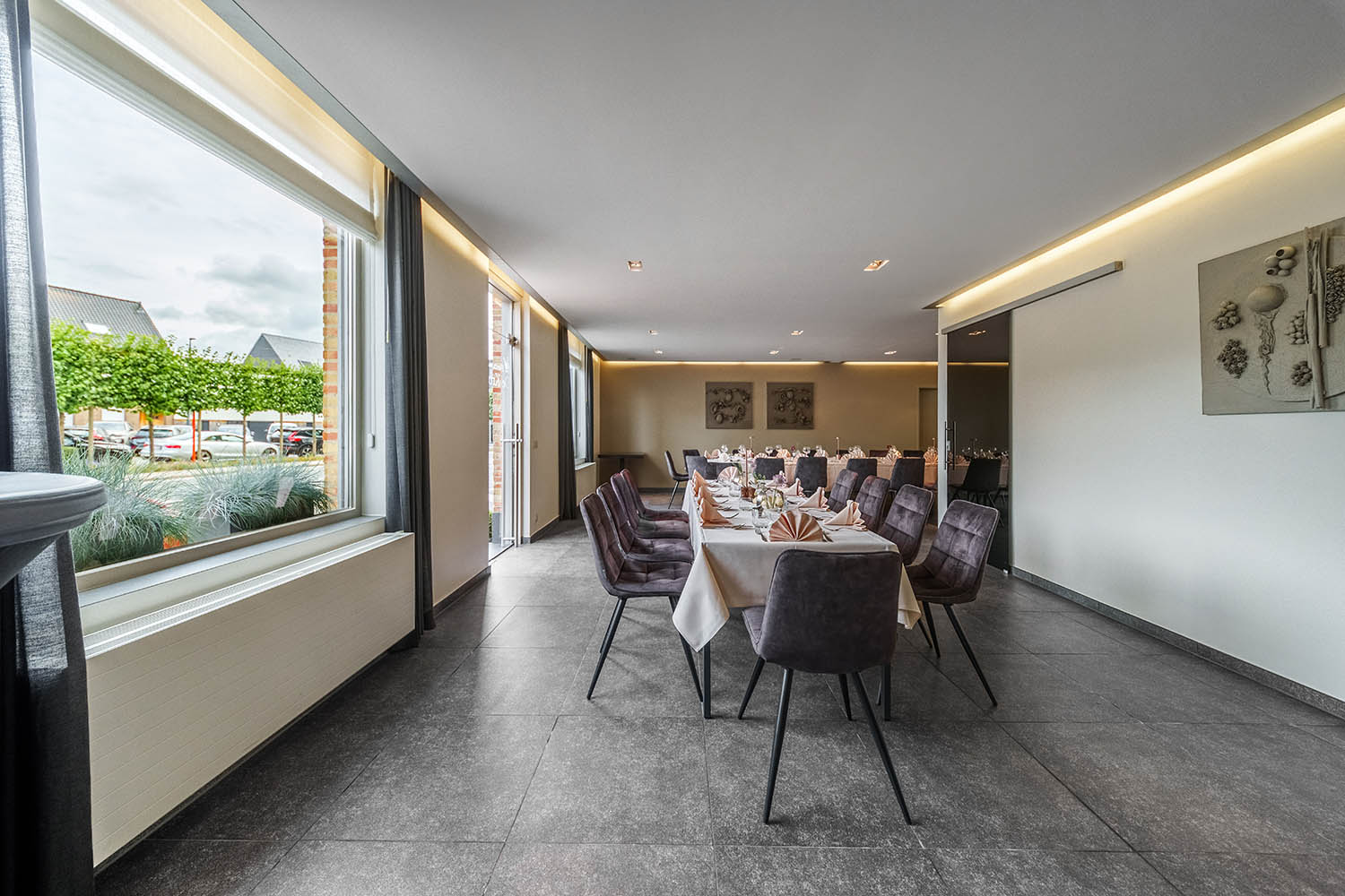 Rustige zaal met daglicht