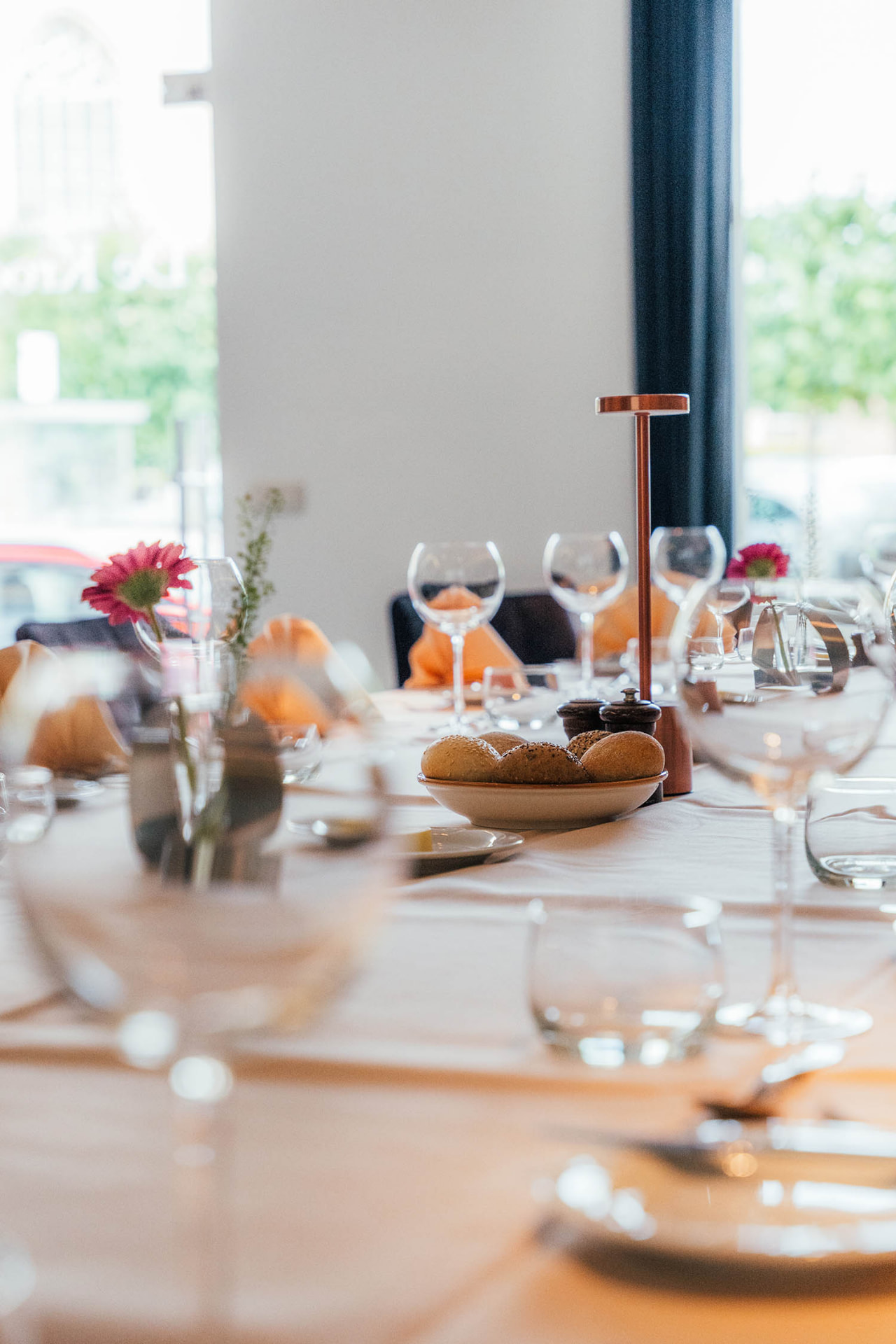 Gedekte tafel met brood en glaswerk