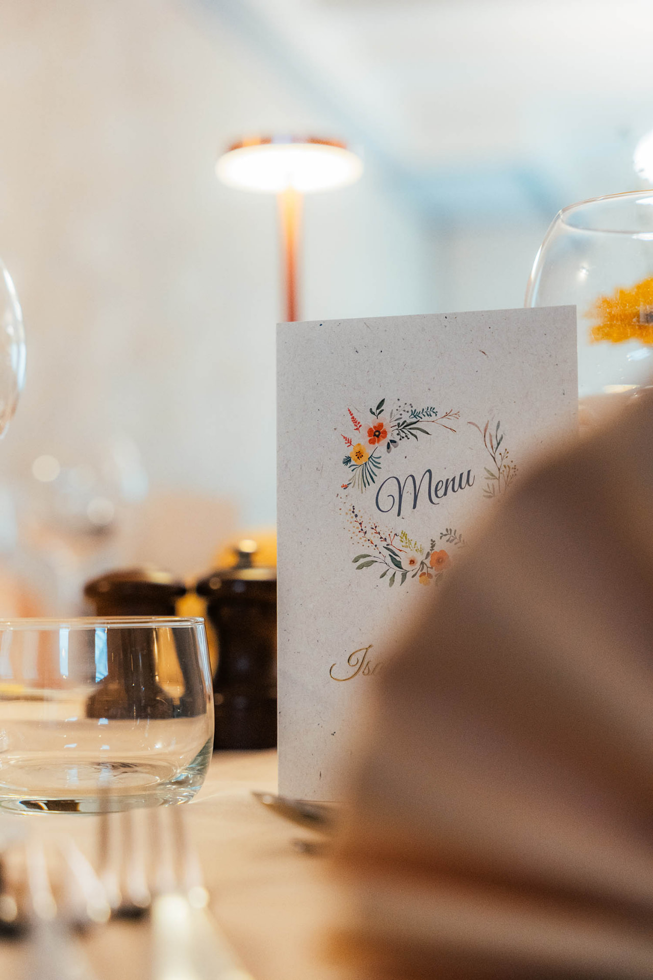 Feestelijk gedekte tafel in Feestzaal De Kroon